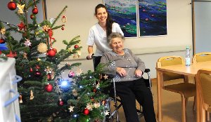 Weihnachtliche Stimmung in der Geriatrie: Schülerin Lisa Ruf mit einer Patientin. Foto: Hopp
