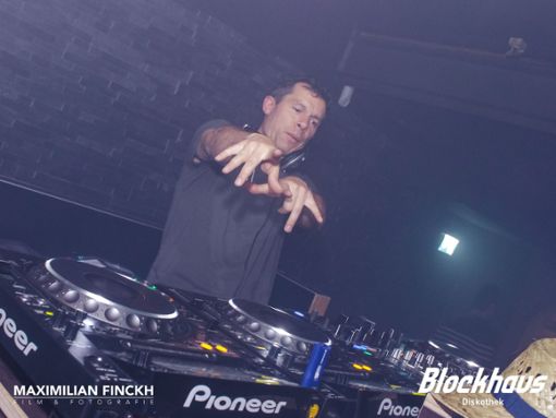 DJ Tosch lässt international wie auch im Kinzigtal die Platten glühen und heizt dem Partyvolk ein.  Foto: Michael Bode