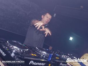 DJ Tosch lässt international wie auch im Kinzigtal die Platten glühen und heizt dem Partyvolk ein.  Foto: Michael Bode