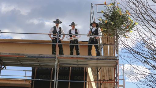 Zimmerleute mit dem Richtspruch für den Bau Stadtkäfer II, der fast im Zeitplan liegt. Foto: Renate Zährl