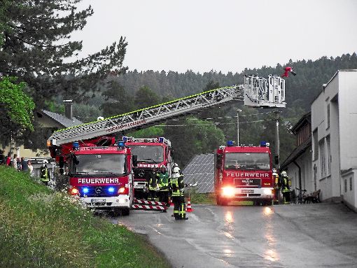 Vom Feuer eingeschlossen auf dem Dach –  so lautete die Übungsannahme für den Einsatz der Drehleiter.  Foto: Steffens