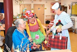 Die Clowns Frau Knöpfle und Auguste Fröhlich erheitern die Senioren. Foto: Baiker Foto: Schwarzwälder Bote