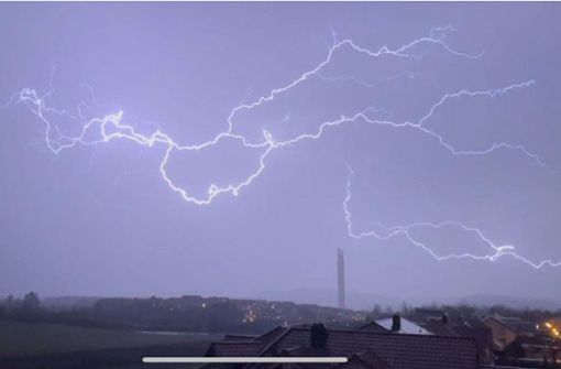 Diese spektakuläre Aufnahme von den Blitzen überm Testturm am Montagabend wurde auf Instagram veröffentlicht. Foto: Instagram/@stickservice_diil