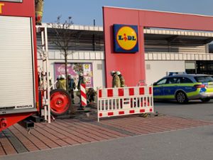 In einem Supermarkt in Albstadt-Tailfingen hat es wohl so stark geraucht, dass die Feuerwehr auf den Plan gerufen wurde.  Foto: Jannik Nölke