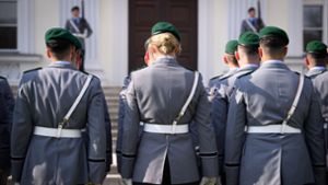 Soldaten der Ehrenformation der Bundeswehr vorm Schloss Bellevue. Künftig findet in Deutschland jeweils am 15. Juni der Nationale Veteranentag statt. Foto: Bernd von Jutrczenka/dpa