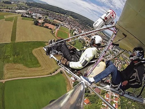 Mit einem Drachenflieger in den Himmel über der Baar zu fliegen ermöglicht der Drachenfliegerverein Blumberg/Immendingen. Wer Lust hat, kann sich an den Luftsportverein Blumberg wenden  Foto: Privat