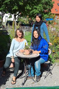 Deutsch-japanische Frauenpower in Broldes Garten: Steffi Brolde,  WWOOFer Hiroko Ishige sowie  Hatsune Dreher-Shimoda (hinten). Fotos: Visel Foto: Schwarzwälder Bote