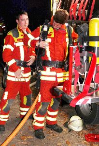 Hilfe beim Anlegen der Atemschutzausrüstung geben sich die Feuerwehrkameraden untereinander, damit anderen geholfen werden kann.  Foto: Bartler Foto: Schwarzwälder-Bote