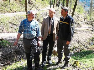 Mirko Hofmann, Bürgermeister Dietmar Fischer und Dominik Dast (von links) bewundern die freien Ausblicke in das Tal und auf den Bachlauf. Foto: Eitel Foto: Schwarzwälder-Bote