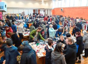 Mehr als 4200 Artikel rund ums Kind wechselten am Samstag in der Gechinger Gemeindehalle ihren Besitzer.  Foto: Wochele Foto: Schwarzwälder Bote