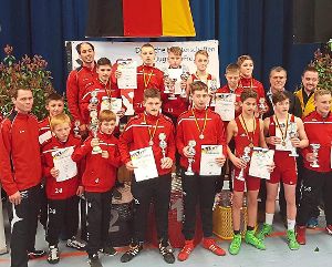 Die B-Jugend-Freistiler des Südbadischen Ringerverbands holten zahlreiche Titel, Pokale und Medaillen.  Foto: Herzog
