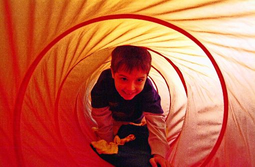 Eine überdimensionale Luftröhre: Das Krabbeln durch den  Asthma-Tunnel soll den Kindern helfen, ihre Krankheit besser zu verstehen. Foto: Fachkliniken
