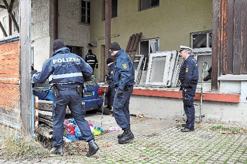 Polizisten berichteten als Zeugen im Hechinger Mordprozess über Details der Spurensicherung am Tatort.   Foto: Huger