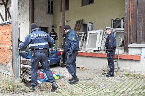 Polizisten berichteten als Zeugen im Hechinger Mordprozess über Details der Spurensicherung am Tatort.   Foto: Huger