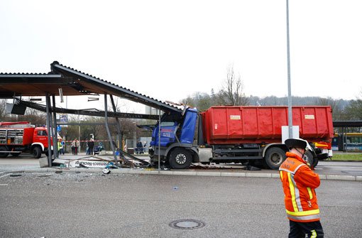 Der Fahrer des Lkw, der am Mittwoch in Remseck am Neckar in eine Bushaltestelle gerast war, hatte sich verschluckt. Foto: 7aktuell.de/Karsten Schmalz