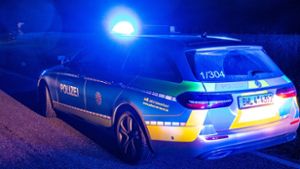 Polizei sucht blauen Golf nach schwerem Unfall in Oberndorf