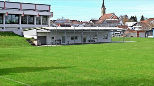 Das schmucke Sportgelände des SV Irslingen mit dem Sportheim. Im Hintergrund: die Waidbachhalle und St. Martin. Foto: Weisser