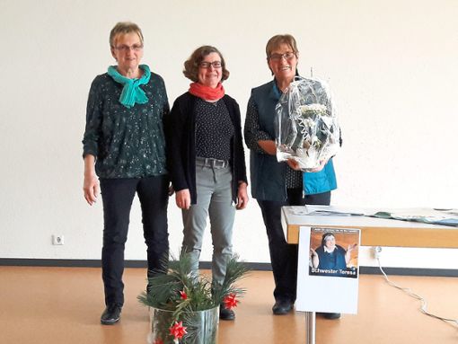 Christa Burri (von links) und Ursula Munz bedanken sich bei  Irmgard Wolber. Foto: Landfrauen Foto: Schwarzwälder Bote