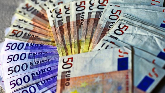 Senior fällt auf Betrüger rein: tausende Euro weg