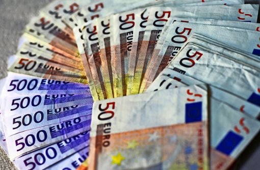 Zur Bezahlung öffnete der der 79-Jährige eine Geldkassette. Aus dieser fehlten später mehrere tausend Euro. (Symbolfoto) Foto: dpa-Zentralbild