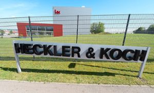 Firmenlogo und Werksgebäude des Waffenherstellers Heckler & Koch. Foto: Schwarzwälder Bote