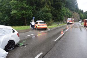 Nach dem tödlichen Unfall, bei dem am Montag in Schiltach ein Familienvater im Auto durch einen herabfallenden Baum getötet wurde, schwebt nun eines der Kinder in Lebensgefahr. Foto: Sum