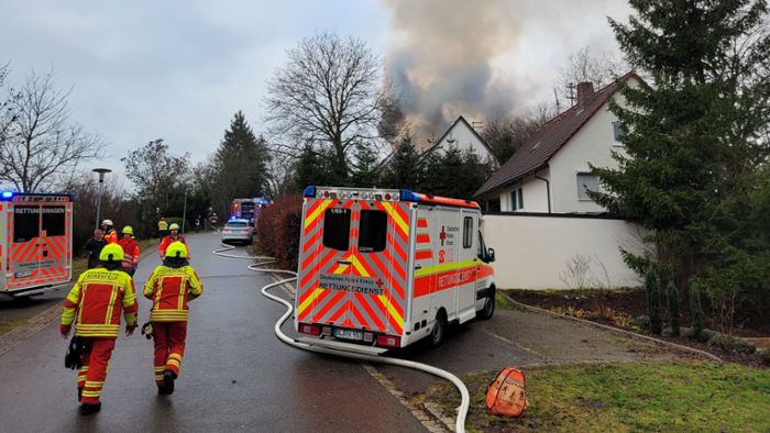 Haus in Flammen - Feuerwehr mit 80 Kräften im Einsatz, Straße gesperrt