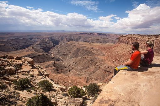 Die beiden Abenteurer genießen die einzigartige Aussicht im Canyonlands Nationalpark in den USA. Fotos: Schumpp Foto: Schwarzwälder-Bote