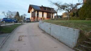 Die Stützmauer im oberen Haldenweg in Rötenberg wird abgerissen und die Straße komplett saniert. Dies verteuert die Maßnahme Haldenweg um rund 200000 Euro auf 1,5 Millionen Euro. Foto: Herzog