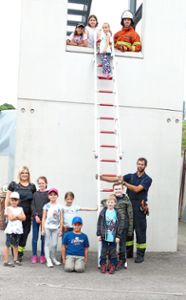 Mit Hilfe einer Leiter erklommen die Teilnehmer die Außenwand des Turms. Foto: Stadler Foto: Schwarzwälder Bote