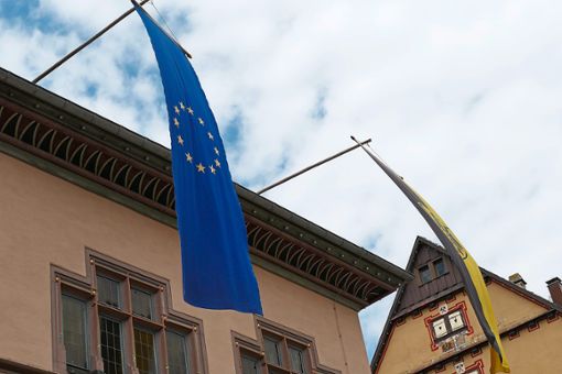 Die Europawahl hat viele Menschen im Kreis an die Urnen gelockt. Hier die Fahne vor dem Alten Rathaus in Rottweil.  Foto: Otto