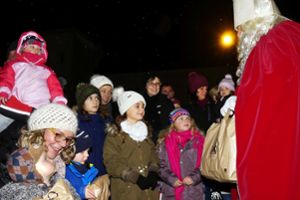 War das eine Freude: Der Nikolaus beschenkte die Kinder in Stetten am kalten Markt. Foto: Grimm Foto: Schwarzwälder Bote