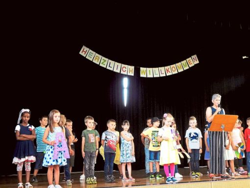 Die Zweitklässler begrüßen ihre neuen Schulkameraden mit fröhlichen Liedern und einem Buchstabenrätsel.  Foto: Schule Foto: Schwarzwälder Bote