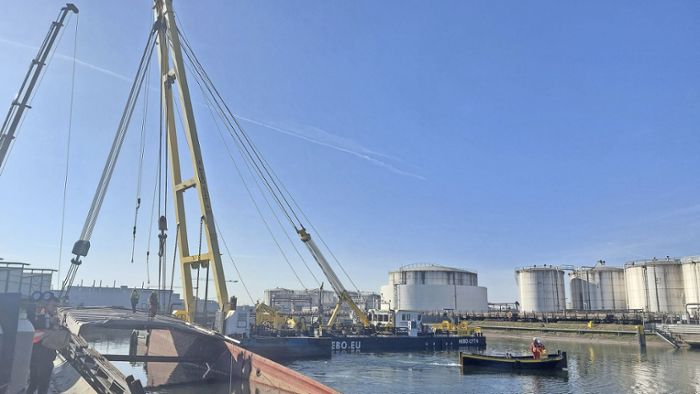 Im Kehler Hafen havariertes Frachtschiff ist geborgen
