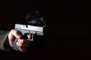 Aus dem Auto heraus: Mann bedroht Jugendliche in Albstadt mit Pistole