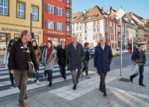Rottweil ist immer eine Reise wert:  OB Ralf Broß (rechts) begleitet Ministerpräsident Winfried Kretschmann und einen Teil seiner Mitarbeiter aus dem Staatsministerium bei einer Stadtführung mit Peter Hugger(links). Foto: Graner