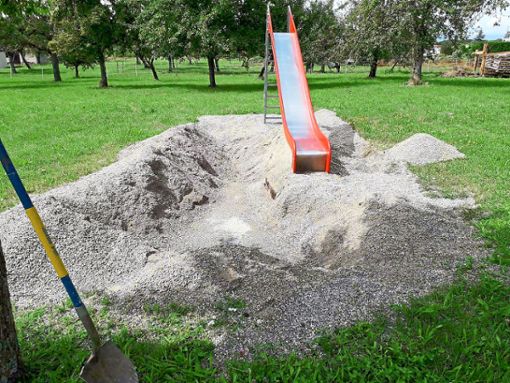 Vermutlich Kinder haben ein großes Loch auf dem Spielplatz in Wiesenstetten gegraben.  Foto: Gemeindeverwaltung