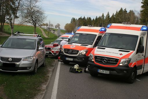Auf der B 31 zwischen Döggingen und Hüfingen ist am Ostersonntag ein schwerer Unfall passiert. Elf Menschen wurden verletzt, vier darunter schwer. Laut Polizei war der 18-jährige Unfallverursacher kurz eingenickt. Zum Artikel Foto: Bartler-Team