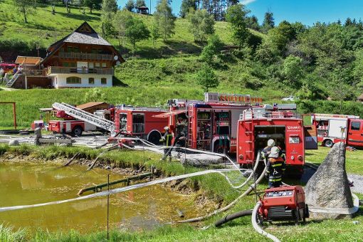 Ein Raub der Flammen wurde der 300 Jahre alte Oberhippensbachhof in Niederwasser. Foto: Sprich