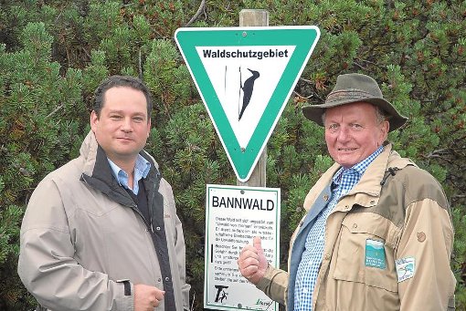 Naturschutzminister Alexander Bonde (Grüne, links) und SPD-Fraktionschef Claus Schmiedel im Schwarzwald. Foto: Burgert