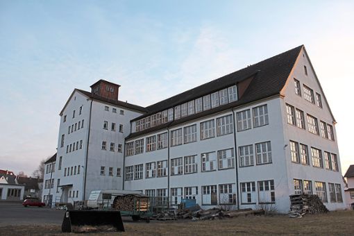 Lange Zeit brachliegend, nun vor neuer Zukuft: Die Tübinger Baumann Immobilien GmbH will die frühere Schuhfabrik Maja in Engstlatt  zu einem Wohnkomplex umwandeln.   Foto: Stiegler