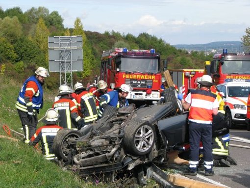 Am Freitag ist ein Autofahrer bei einem Unfall auf B 463 zwischen Balingen und Weilstetten in seinem Wagen eingeklemmt worden. Foto: Vinci