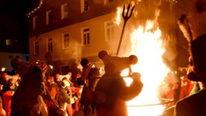 Mit dem Schuttigfeuer auf dem Oberndorfer Ledermarkt endet der Nachtumzug des Narrentags in Oberndorf Foto: Bodo Schnekenburger