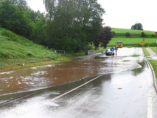 Heftige Regenfälle richteten in Waldachtal am Dienstag Chaos und Zerstörung an. Fotos: Schülke/Wagner Foto: Schwarzwälder Bote