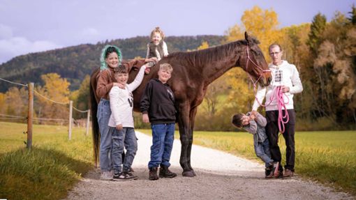 Glücklich vereint beim Fotoshooting: Megan Grochowski und ihr Pferd Alhambra. Nur wenige Monate zuvor wäre die Stute in Leipzig fast beim Schlachter gelandet. Foto: Kristall-Foto/Adrienne Kulscar