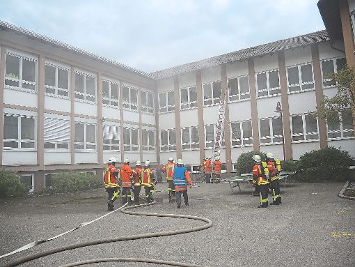 Rauch liegt über der Graf-Heinrich-Schule: Übungsannahme war eine Verpuffung während eines Experiments im Chemie- und Physikraum.  Foto: Jehle
