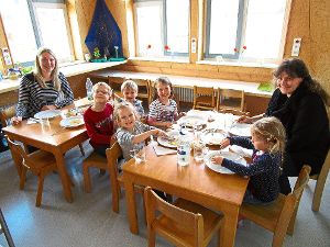 Das neue gemeinsame Mittagessen in der Kita Marbach macht den Kindergartenkindern und den Erzieherinnen sichtlich Freude.  Foto: Stadt VS Foto: Schwarzwälder-Bote