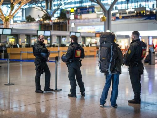 Beamte der Bundespolizei kontrollieren ein Terminal am Stuttgarter Flughafen.  Foto: dpa