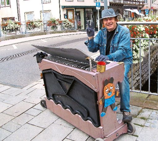 Mit seinem transportablen Piano war Straßenmusikant Axel Schäfer in der König-Karl-Straße bei der Uhlandbrücke mit schmissigen Weisen zu hören. Foto: Schabert Foto: Schwarzwälder-Bote