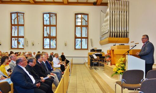 Apostel Martin Schnaufer vom Bereich Freiburg/Tübingen  sprach beim Festakt vor vielen Gästen, darunter Pfarrer anderer Konfessionen. Fotos: Dietsche Foto: Schwarzwälder Bote